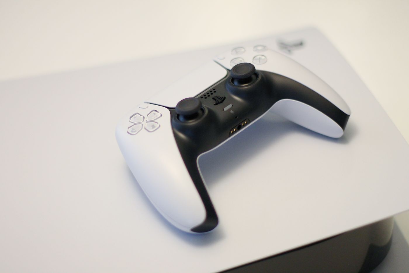 Game controller on its console