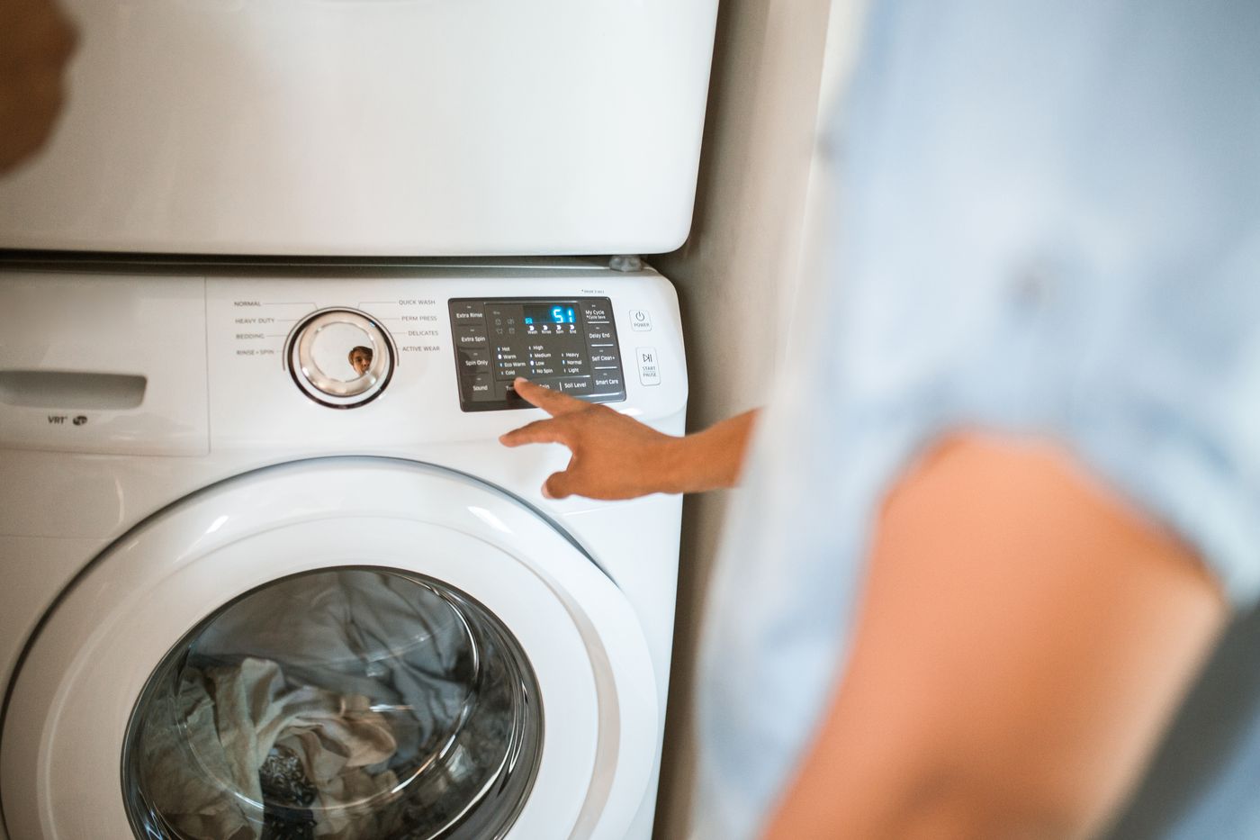 Hand selecting washing machine programme